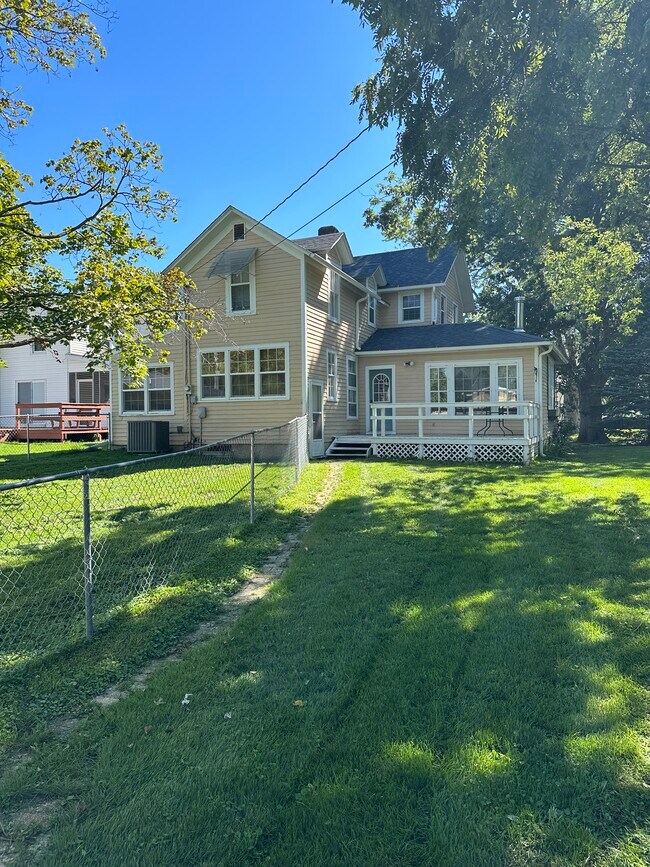 Building Photo - 803 N Iowa Ave