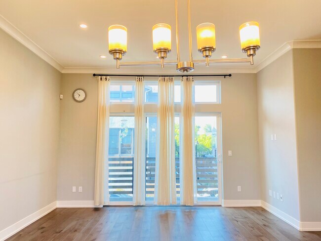 living room with ample light - 645 E Evelyn Ave
