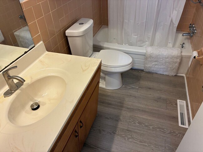 Building Photo - Rountree Elementary, fully remodeled 2 bed, 1 bath duplex walking distance to MSU campus and Roun...