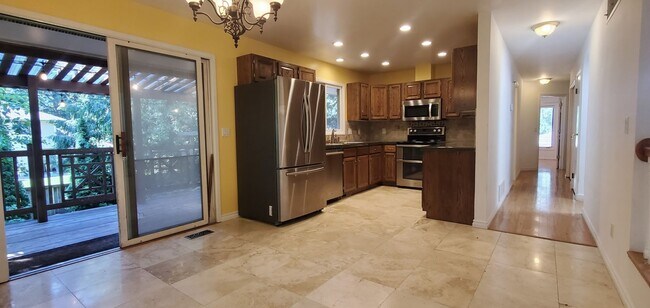 Foto del edificio - Large Secluded Lot, Kirkland