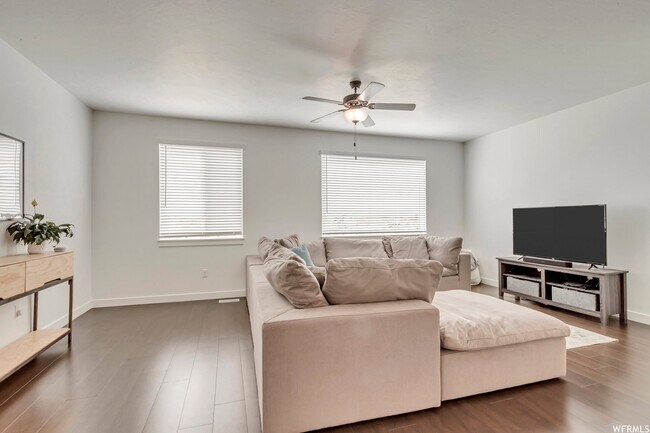 Building Photo - 456 Willow Leaf Rd