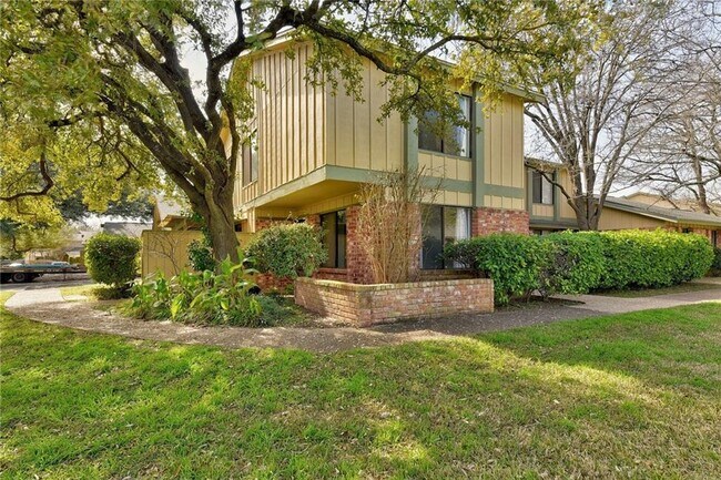 Building Photo - 900 W Village Ln