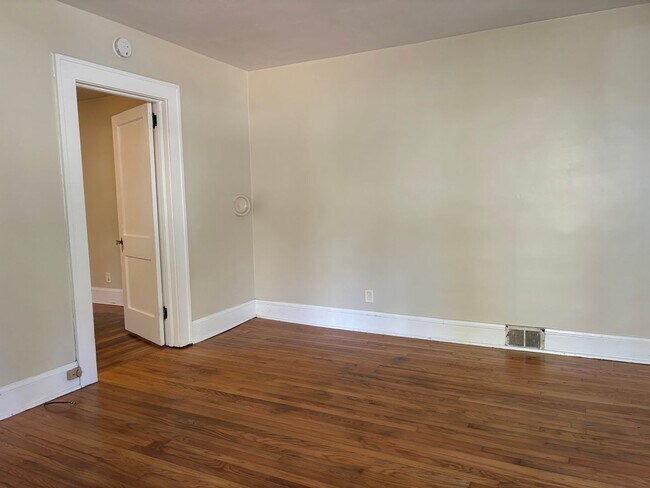 Building Photo - Cute 1BR/1BA Duplex Near UNCG!