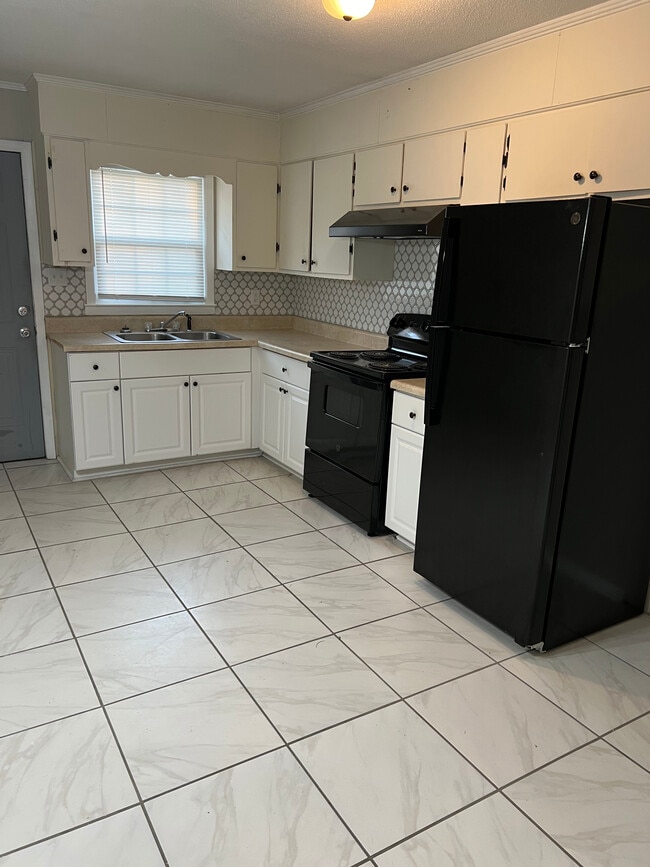 Building Photo - 4003 Camellia Dr