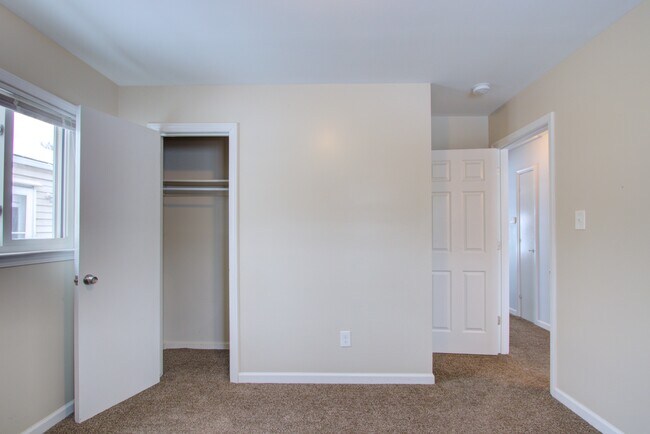 Building Photo - 1444 E Goulson Ave