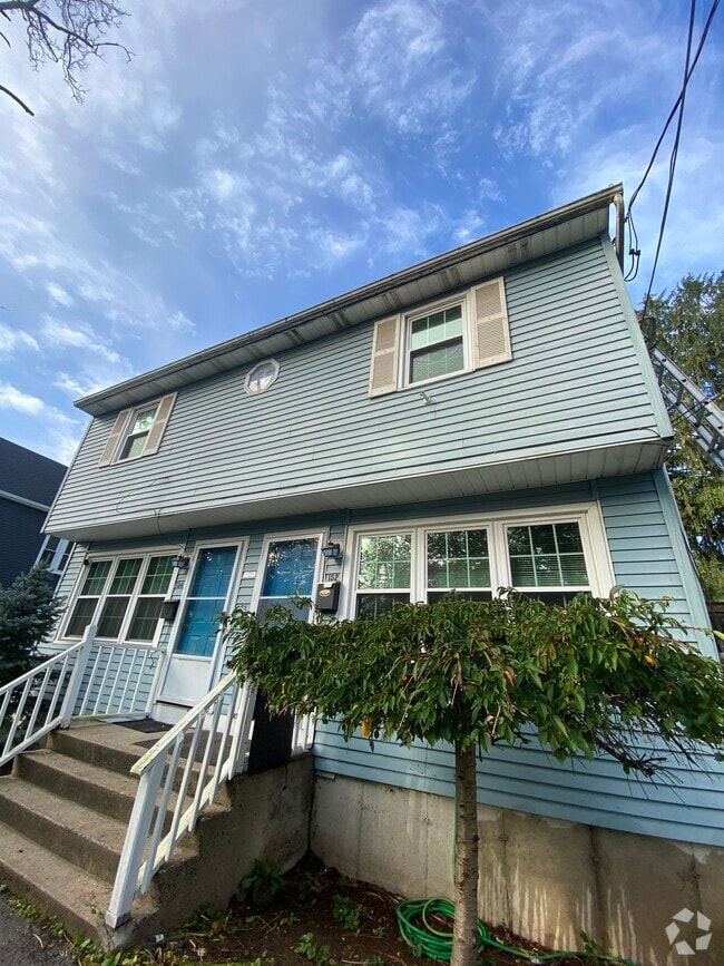 Building Photo - 152 Walnut St