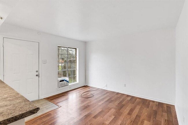 Building Photo - 6815 Beachwood St