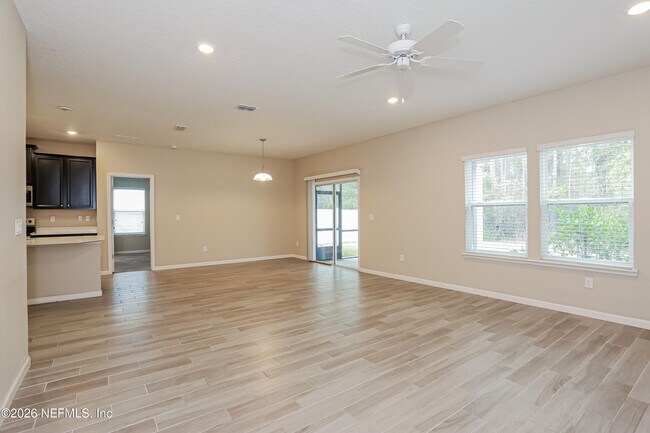 Foto del edificio - 16180 Blossom Lake Dr