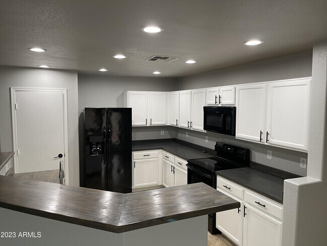 Building Photo - 742 N 112th Dr