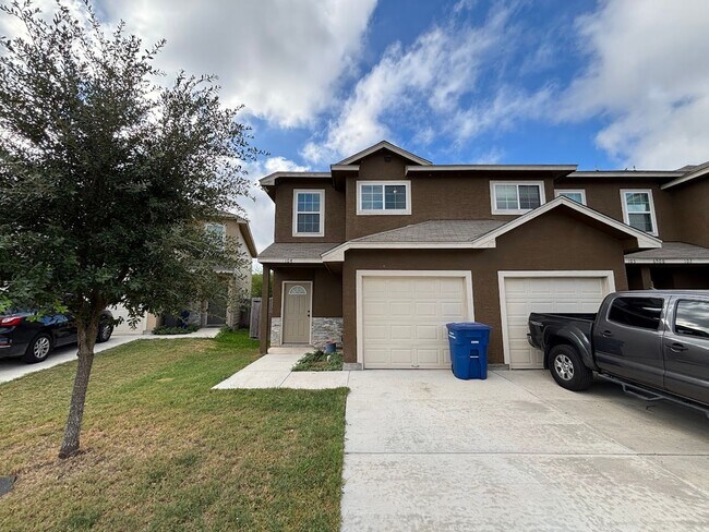 Spacious End-Unit Townhome in Prime Northeast San Antonio Location - Spacious End-Unit Townhome in Prime Northeast San Antonio Location