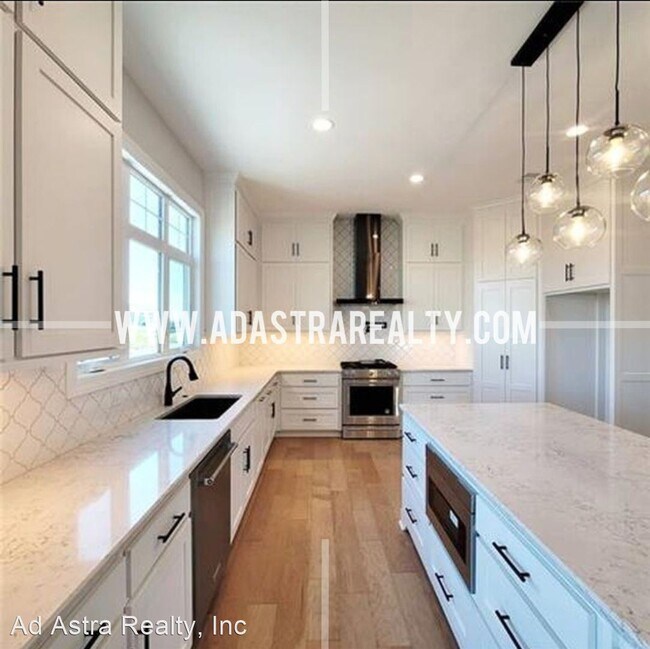 Building Photo - 4 br, 3.5 bath House - 18828 Oakmont St.,