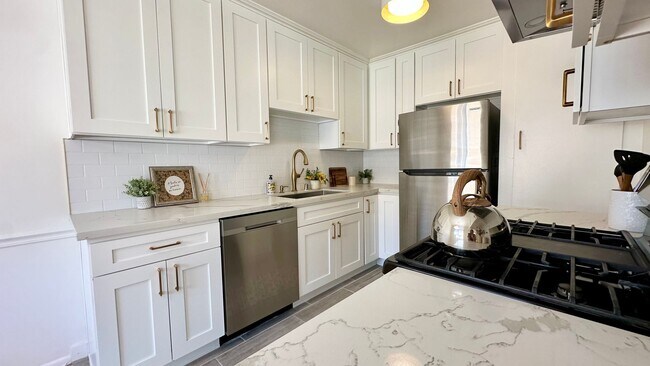 Foto del edificio - Spacious 1 & 2 Bedroom Apartments