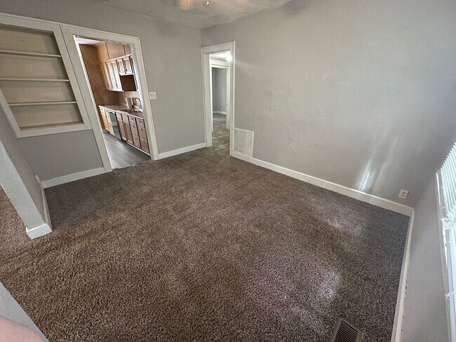 Foto del edificio - PRELEASING for AUGUST! Close to Campus