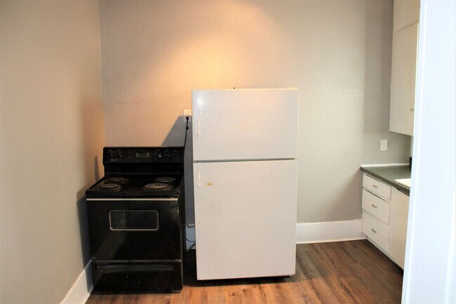 Building Photo - 3/2 with fresh paint and flooring. Large B...