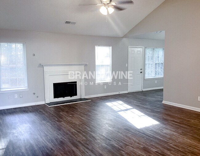 Building Photo - AVAILABLE NOW!! One month FREE RENT