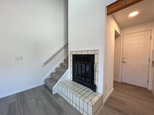 Building Photo - Bright and updated 2 Bedroom Townhome in Louisville