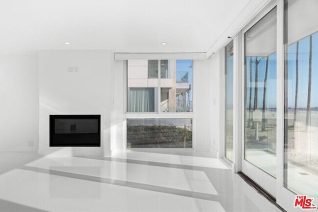 Foto del edificio - 2419 Ocean Front Walk