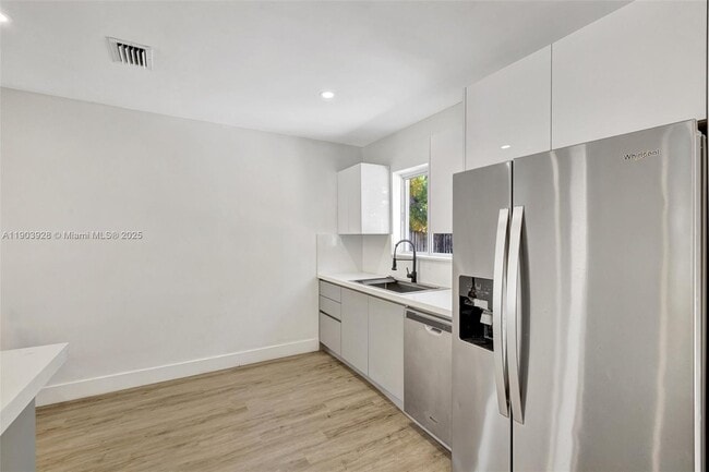 Building Photo - 843 SW 20th St