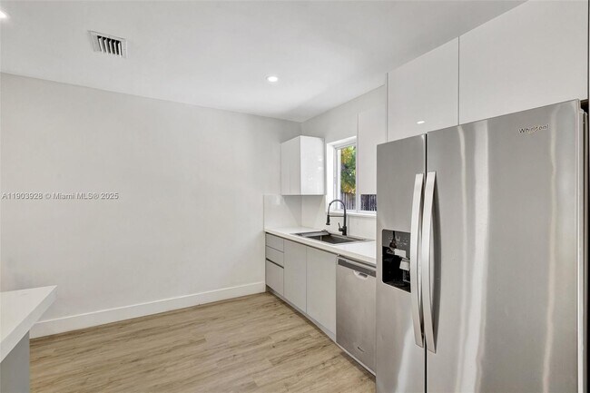 Foto del edificio - 843 SW 20th St