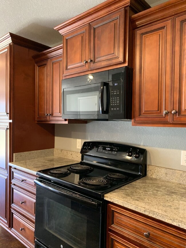 Foto del edificio - "Charming 2-Bedroom Gem with Granite Elegance in Brookland – 940 Sq Ft of Comfort at 207 S. Holman!"