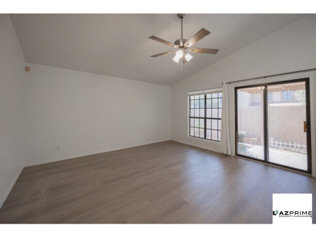 Foto del edificio - A Distinguished 2/2 Single-Level Townhome ...