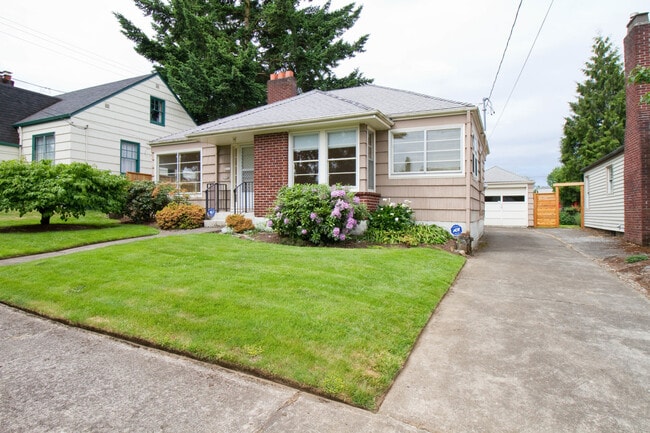 Adorable Beaumont Home with Den, Covered Patio, A/C & Laundry! - Adorable Beaumont Home with Den, Covered Patio, A/C & Laundry!