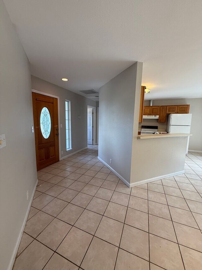 Foto del edificio - NEW ON MARKET (PRICE DROP!!)