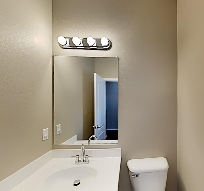 Building Photo - 3-Bedroom Home with Loft in Prime Peoria L...