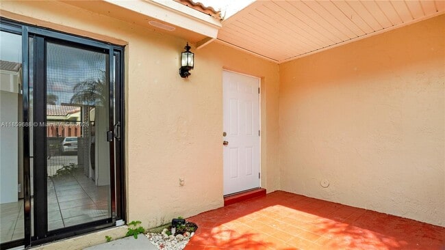 Foto del edificio - 6460 NW 170th Terrace