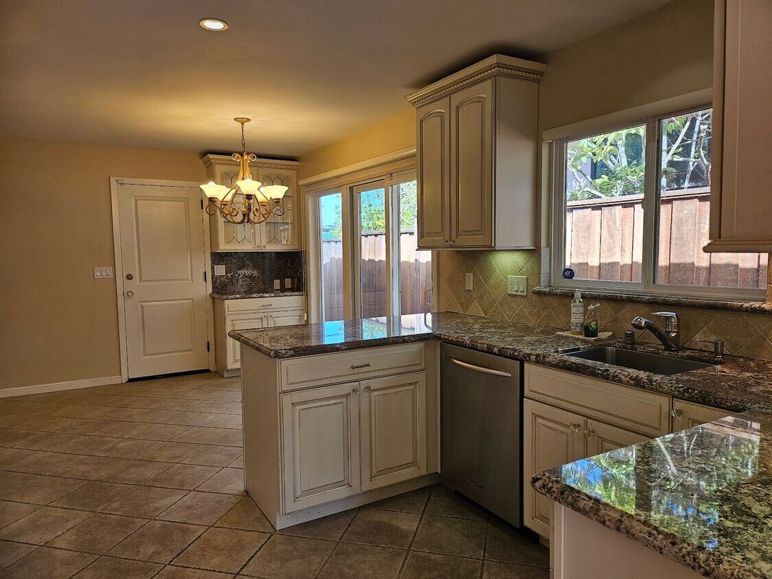 Primary Photo - Gorgeous 3 bedroom 2 bath Crestmoor Home f...