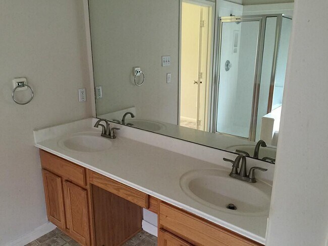 Foto del edificio - 526 Taskwood Dr