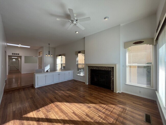 Building Photo - Elegant 2 Bedroom 2 Bathroom Home In The NE!