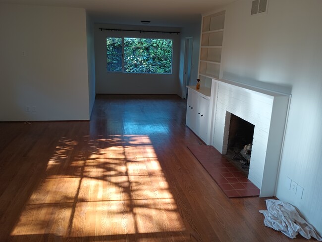 Living room, dining room, fireplace, hardwood floors - 606 Calle Palo Colorado