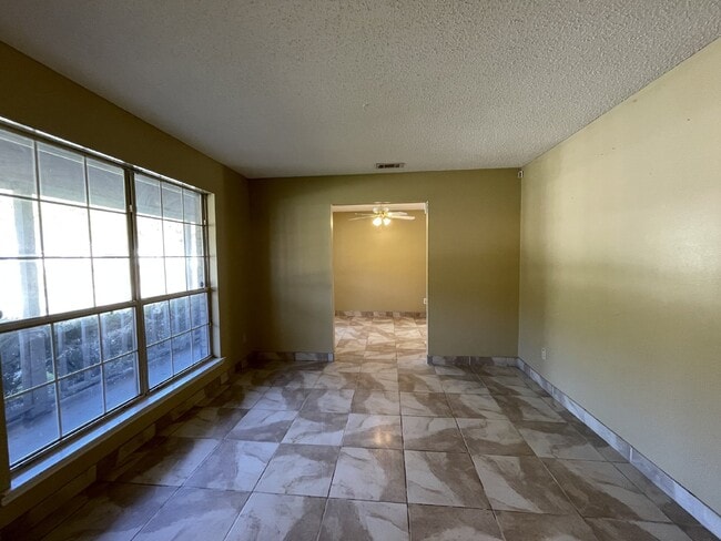 Building Photo - Home For Rent