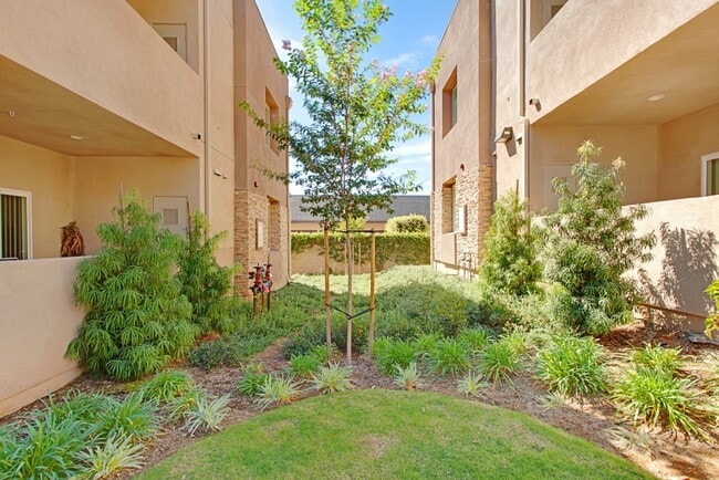 Building Photo - Beautiful 2 Bed, 2 Bath Luxury Apartment in Prime Thousand Oaks Location!
