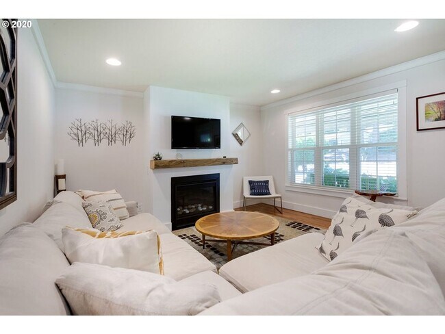 Foto del edificio - LAKE OSWEGO/LAKE GROVE LARGE UPDATED HOME ...