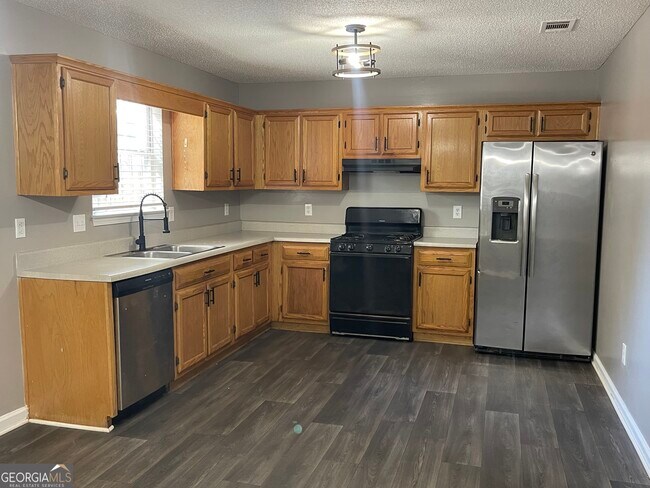 Foto del edificio - 7177 Hazelwood Dr