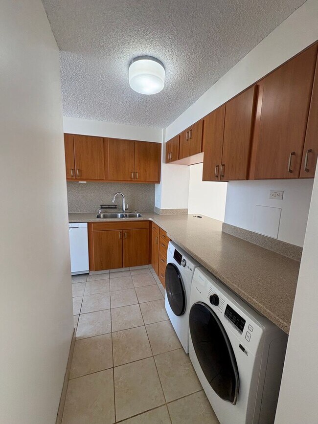 Building Photo - 1212 Punahou St
