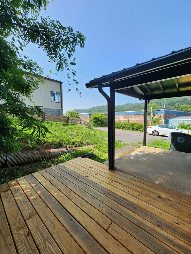 Building Photo - Cottage on Riverside Dr -Asheville!