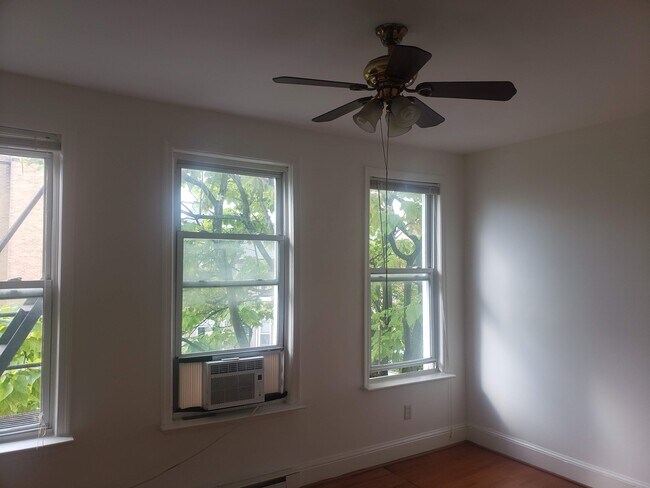 Foto del edificio - 3545 10th St NW