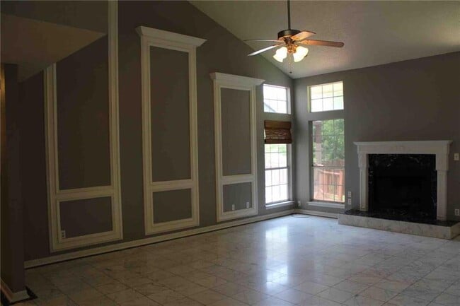 Building Photo - 1002 Oakridge Dr