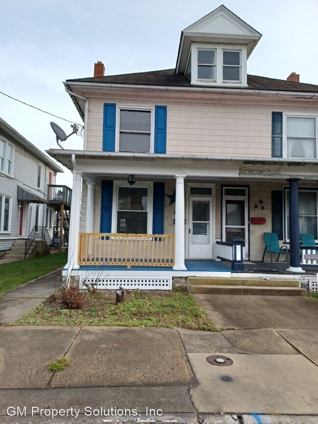 Building Photo - 3 br, 1 bath House - 608 N Railroad Street...