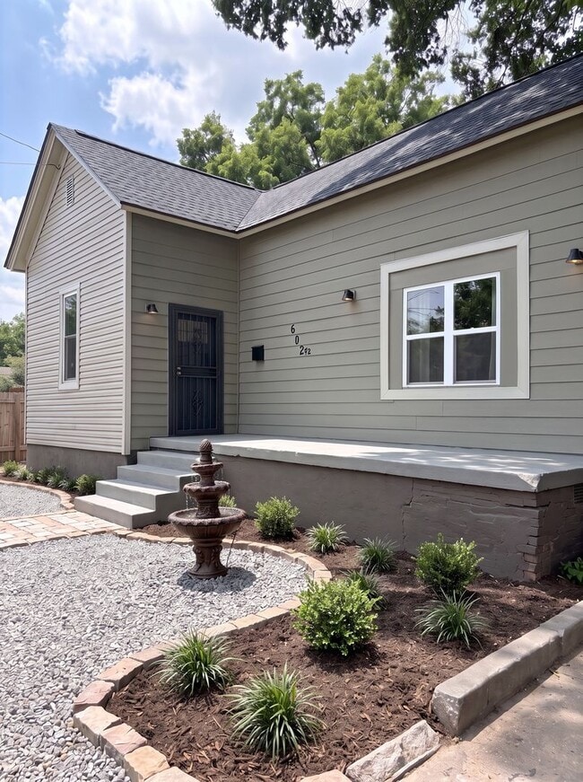 Building Photo - 602 E McLemore Ave