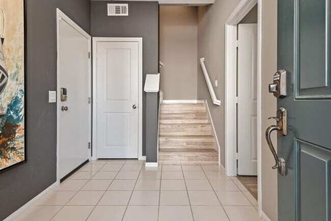 Building Photo - Beautiful 3B/3.5BA Townhouse in Carlsbad w...