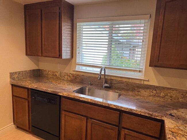 Foto del edificio - Beautiful 2 bedroom, 2 bath single level t...