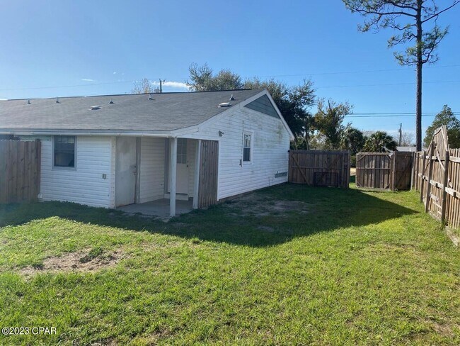 Foto del edificio - 8202 Eastwood Ave