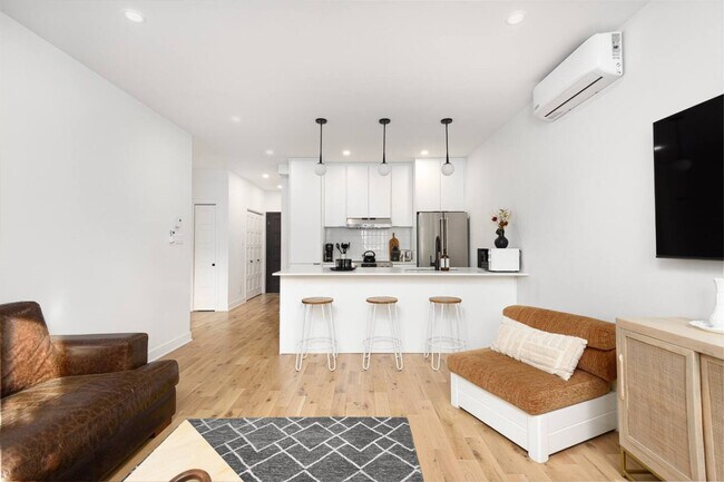 Building Photo - 3632 Rue Notre-Dame Ouest-SI ID1602232P