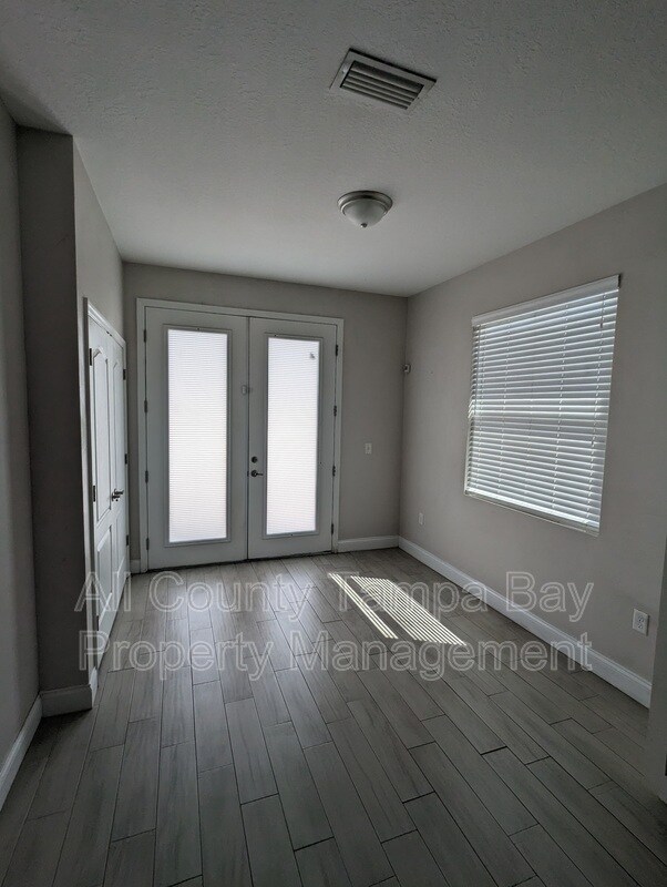 Building Photo - 1304 E Chelsea St