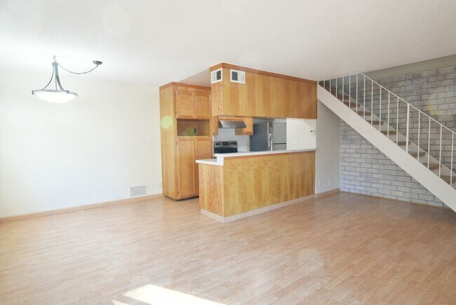 Foto del edificio - Bright and Updated 2 Bedroom 1 Bath Condo in Cambrian Area