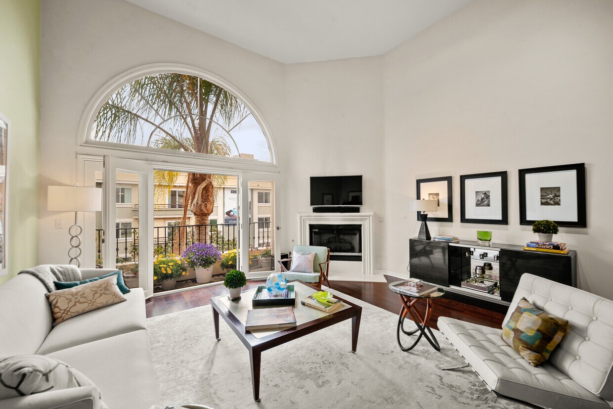 Foto principal - 435 S Arnaz Dr
